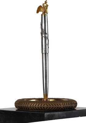 Авторучка «Русско-Балтийский» на подставке в форме уменьшенного
автомобильного колеса